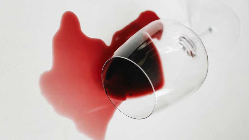 Perché bere vino provoca mal di testa?