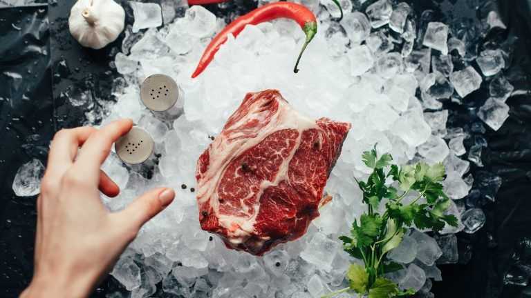 Como descongelar alimentos em segurança