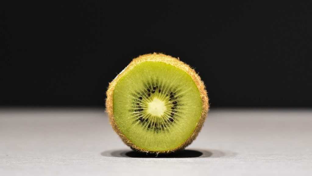 kiwi partido por la mitad