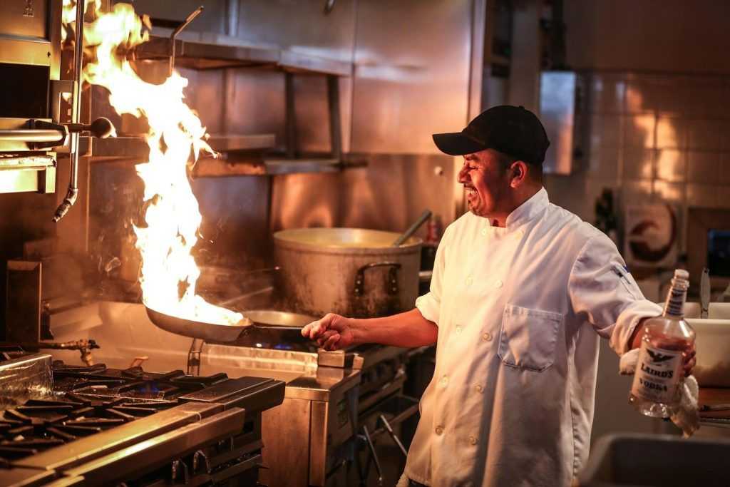¿Qué pasa con el alcohol cuando se usa para cocinar?