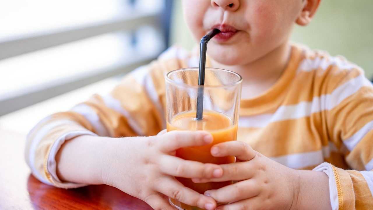 Tomar un vaso de zumo cada día está relacionado con el aumento de peso infantil