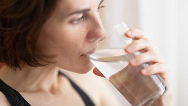 Primer paso para tratar la gastroenteritis: hidratarse correctamente