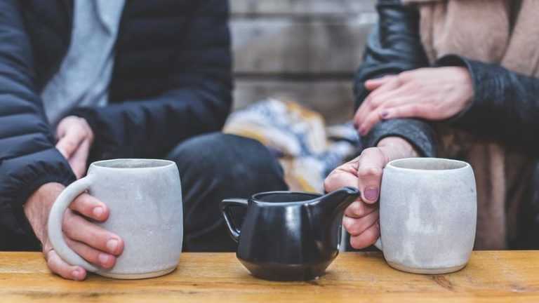 Café o té, ¿qué bebida tiene más cafeína?