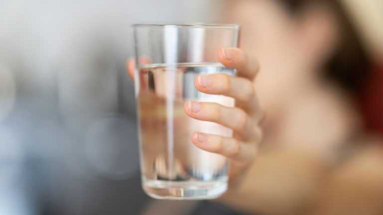 ¿Cuánta agua debes beber al día?