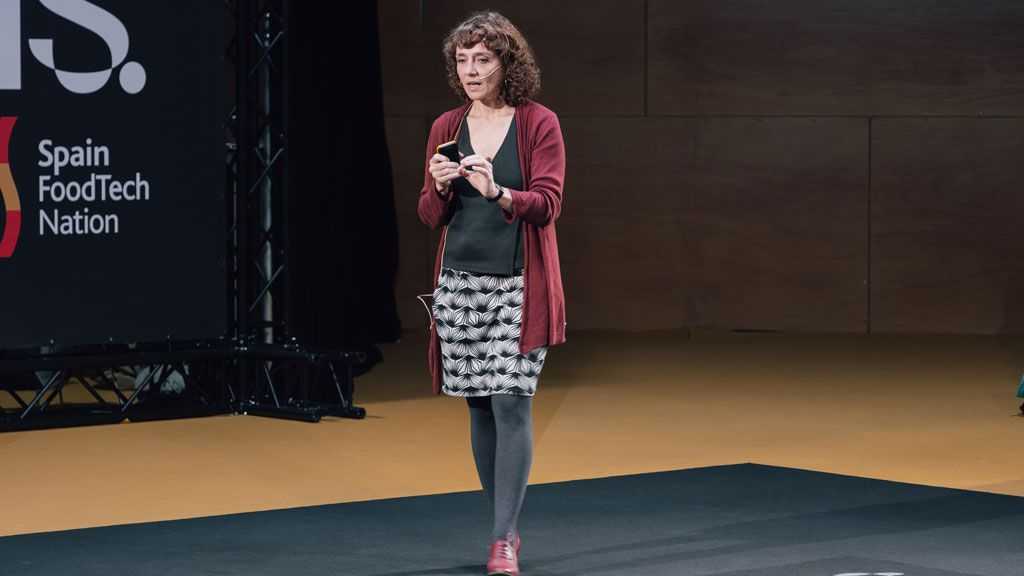 Cristina Sáez hablando sobre microbiota en el escenario Dreams de Madrid Fusión