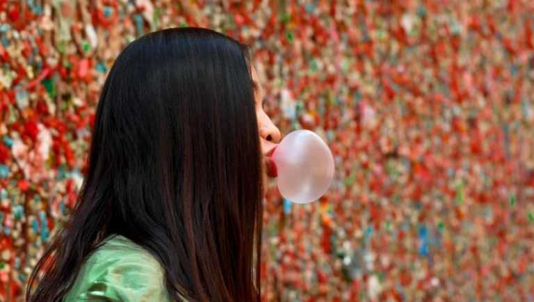 Masticar chicle durante el ayuno: ¿lo rompe?