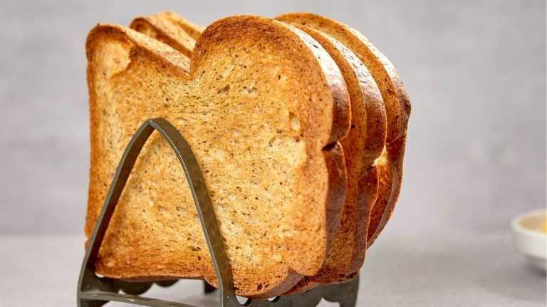 La razón por la que no deberías tomar las tostadas quemadas