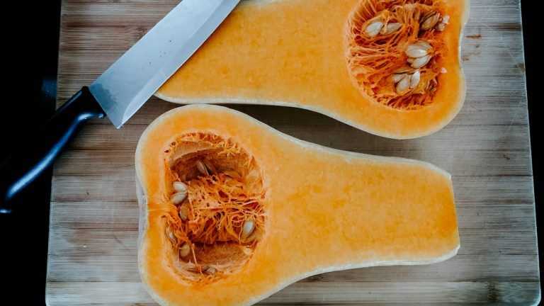 coltello in acciaio inossidabile su tagliere di legno marrone