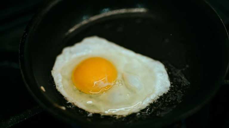 Qual é a forma menos saudável de preparar ovos?