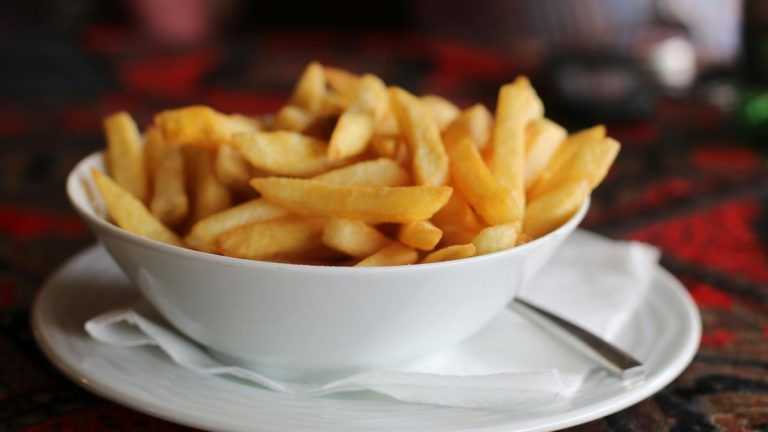 Porque é que as batatas fritas de pacote não são nada interessantes para a saúde?