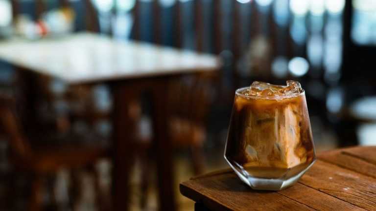 Scopri quanta caffeina c'è nel tuo cold brew