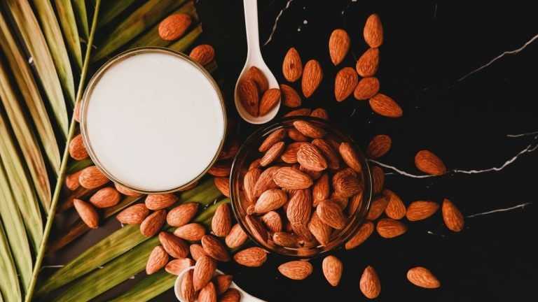 Scopri se il latte di mandorla è adatto alla dieta cheto o chetogenica