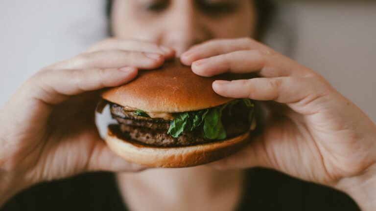 Todo lo que debes saber sobre la ansiedad por comer
